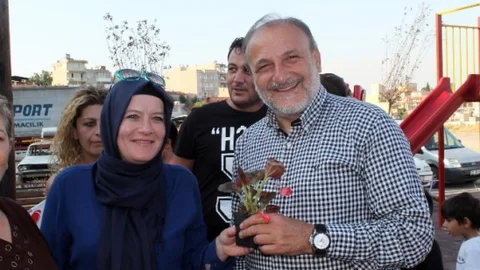 Oktay Vural, İzmir'de 'Umut Çiçekleri' kampanyasına katılanlara çiçeklerini teslim etti.