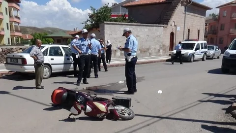 Aksaray'da minibüs çarpması sonucu ağır yaralanan çocuk, etrafa saçılan misketleriyle yürekleri dağladı.