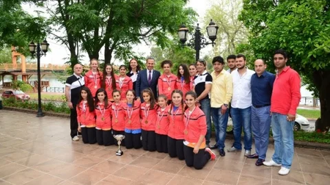 Adana'da Şampiyon Hentbol Takımı, Başkan Sözlü'yü Ziyaret Etti