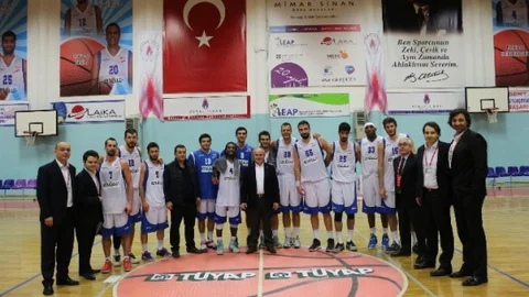 Büyükçekmece'de basketbol takımına kutlama