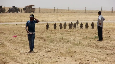 Şanlıurfa'da Sınırda Suriyeli Sığınmacı Yoğunluğu