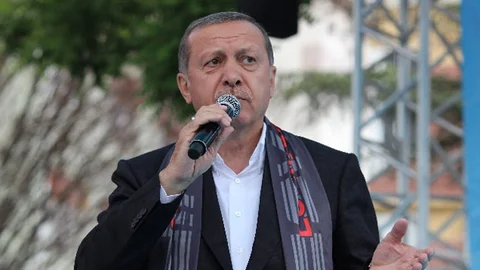 Cumhurbaşkanı Erdoğan, kirli ittifakları eleştirerek, “40 çürük yumurta nasıl sağlam bir yumurta etmezse, bu kirli ittifaktan da milletin hayrına bir şey çıkmaz” dedi.