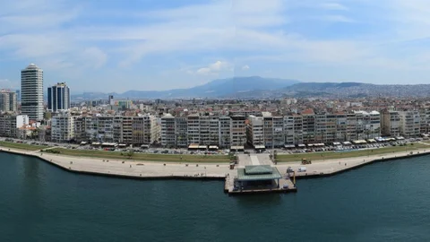Fitch Ratings, İzmir Büyükşehir Belediyesi'nin kredi notunu 9 basamak artırdığını duyurdu.
