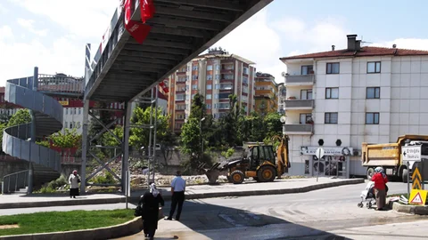 Trabzon'da üst geçitlere rağmen yayalar yine yola atlıyor