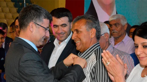 Yüreğir'de CHP'li Meclis Üyesi Şuayip Kardeşler, partisinden istifa ederek AK Parti'ye katıldı.