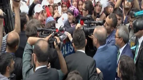 Cumhurbaşkanı Erdoğan, Ardahan'daki mitingde kadınların sorunlarını dinledi