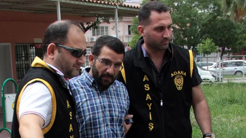 Adana'da CHP Meclis Üyesi Mehmet Esendemir'e silahlı saldırıda bulunan simitçi adliyeye sevk edildi.