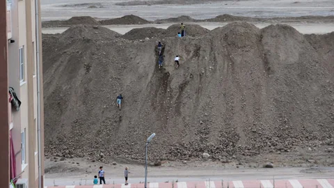 Manisa'da inşaat alanındaki toprak yığını çocuklar için tehlike oluşturuyor