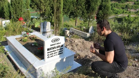 Zonguldak'ta Babasının Mezarı Başında Dua Etti