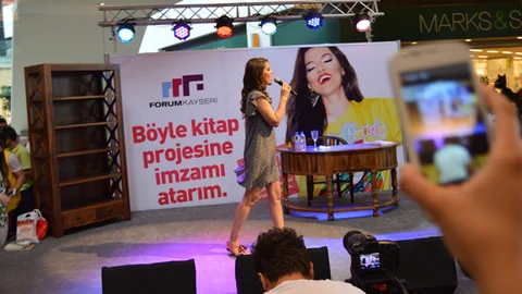 Kayseri'de Demet Akalın'dan anlamlı bir etkinlik