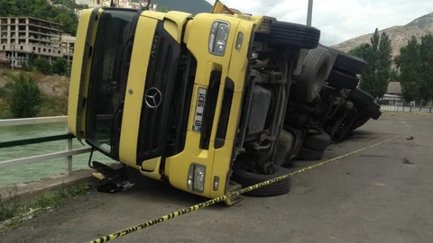 Artvin'de TIR şoförü, park ettiği yolun çökmesi sonucunda büyük bir tehlike atlattı.