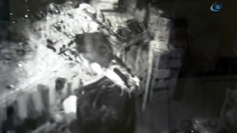 Elazığ'da hırsızlık yapan iki şüpheli güvenlik kameraları sayesinde yakalandı.