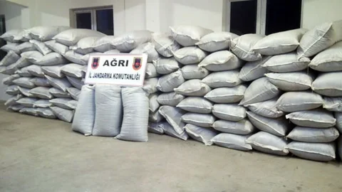 Ağrı'da jandarma, 3 ton kaçak çay ele geçirerek önemli bir operasyona imza attı.