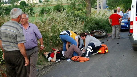 Malkara'da motosiklet minibüs ile çarpıştı, 1 kişi yaralandı