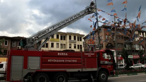 Bursa'da itfaiye ekipleri, seçim yasakları gereği siyasi parti bayraklarını toplamaya başladı.