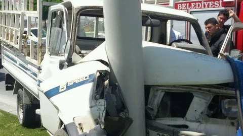 Malatya'da trambüs direğine çarpan kamyonet sürücüsü ağır yaralandı