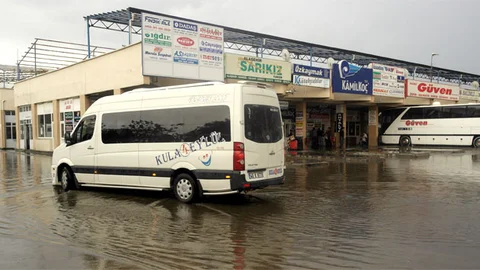 Manisa'da sağanak yağmur otogarı vurdu