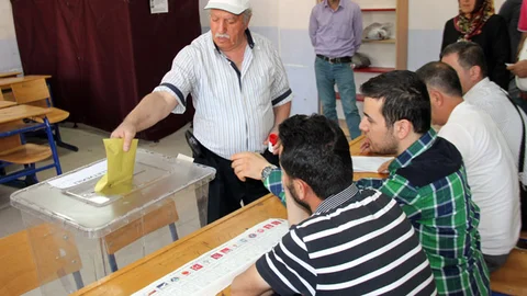 Elazığ'da oy verme işlemleri 08.00 itibarıyla başladı