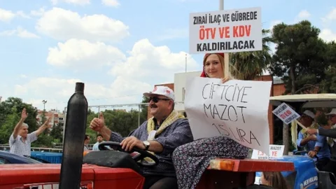 CHP Manisa Teşkilatı, ilginç bir seçim etkinliği düzenleyerek traktörle şehir turu attı.