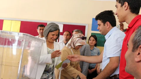 Diyarbakır'da Gültan Kışanak oyunu kullandı