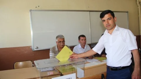 Oltu'da oy verme işlemi başladı