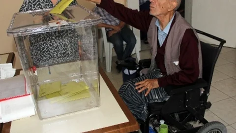 Adana'da huzurevinde oy kullanma uygulaması başladı