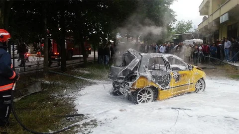 Sakarya'da otomobil alev alev yandı, sürücü hafif yaralandı.