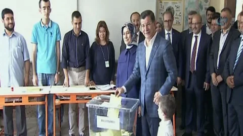 Konya'da oy kullanan Başbakan Davutoğlu, eşi Sare Davutoğlu ile birlikte sandığa gitti.