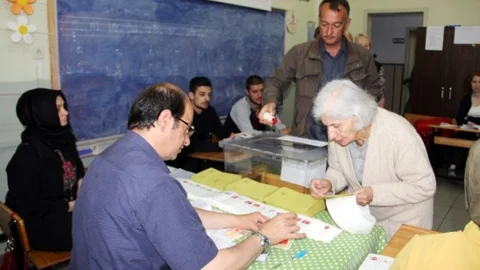 Yalova'da oy verme süreci başladı