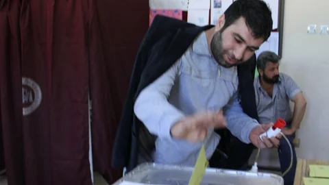Van'da ameliyat sonrası oy kullanan vatandaş