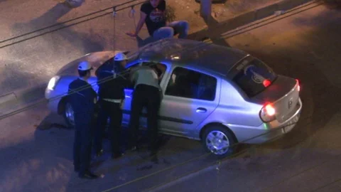 Gaziantep'te alkollü sürücü, elektrik direğine çarptıktan sonra kaçmak istedi ancak polis tarafından son anda yakalandı.