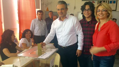 Karşıyaka'da oy kullanan Başkan Akpınar