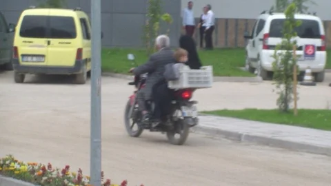 Bursa'da motosikletin arkasında tehlikeli yolculuk