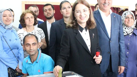 Sakarya'da Bakan İslam oyunu kullandı