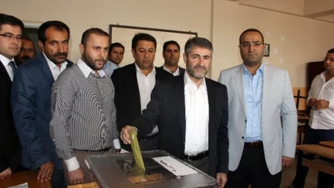 Ak Parti Genel Başkan Yardımcısı Nureddin Nebati, oyunu seçim bölgesi Şanlıurfa'da kullandı.