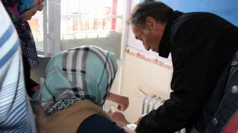 Kayseri'de engelli bir vatandaş, zorluklarla dolu bir süreçte oyunu kullandı