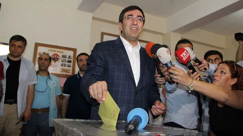 Diyarbakır'da Bakan Yılmaz oyunu kullandı