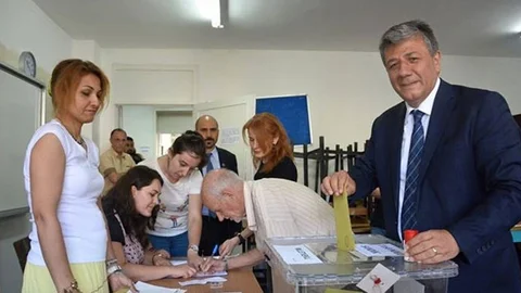 İzmir'de Mustafa Balbay oyunu kullandı