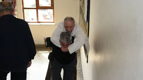 Bartın'da engelli vatandaşlar oy kullanmak için zorluk yaşadı