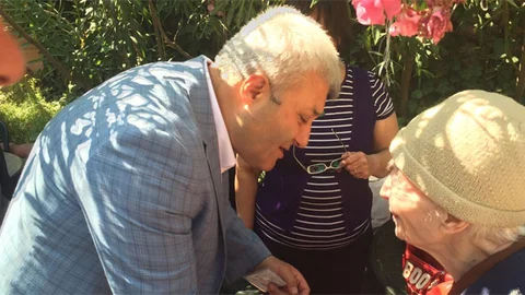 İzmir'de Tuncay Özkan oyunu kullandı