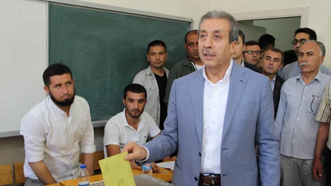 Diyarbakır'da oyunu kullanan Bakan Eker, milli iradenin tecelli edeceğini ifade etti.