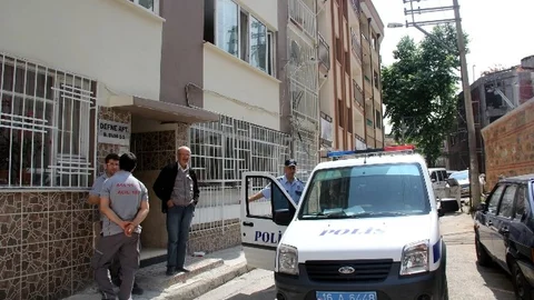 Bursa'da doğalgaz borusunu ağzına dayayıp intihar eden 37 yaşındaki TIR şoförü Musa Demirkan'ın, ev arkadaşı tarafından ölü bulunduğu öğrenildi.