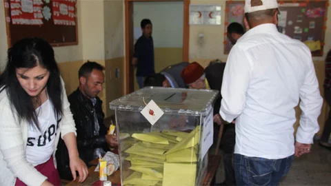 Erzurum'da mühürlü 10 boş oy zarfı ile yakalanan şüpheli gözaltına alındı.