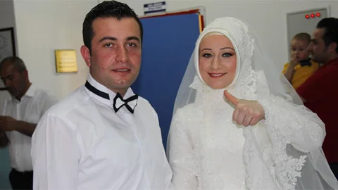 Karabük'te gelinlik ve damatlıkla oy kullanan çift dikkat çekti