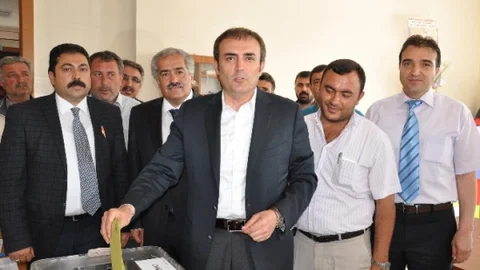 Mahir Ünal, oyunu mezun olduğu Karahüyük İlkokulu’nda kullandı