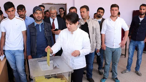 Ağrı'da Leyla Zana oyunu kullandı