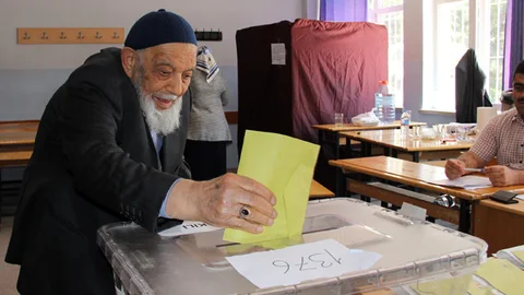 Kayseri'de Gül Ailesi Oy Kullandı