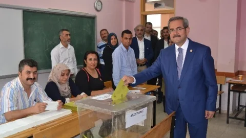 Adana'da Necdet Ünüvar oyunu eşi ve kızıyla kullandı