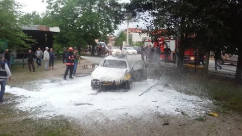 Sakarya'da otomobil yangını: Sürücü hastaneye kaldırıldı