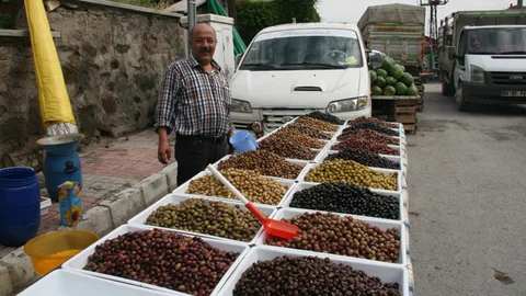 Afyonkarahisar'da pazarcılar oy kullanmak için tezgahlarını açtı